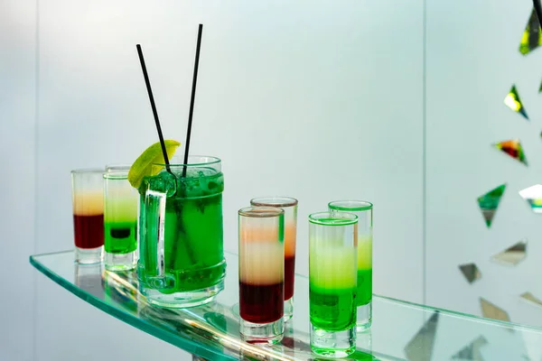 Cocktail Verde Com Limão Coquetéis Verão Multicoloridos Bebidas Refrescantes — Fotografia de Stock