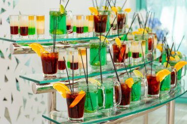 Cam bir büfede çeşitli renkli kokteyller.