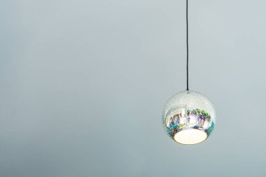 Gri arka planda top şeklinde modern avize. Boşluğu kopyala