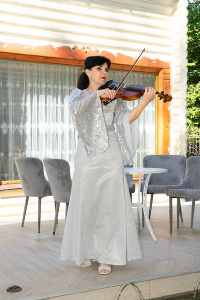 Violinista Vestido Noite Toca Violino — Fotografia de Stock
