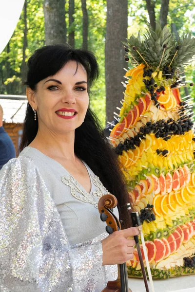 Retrato Violinista Con Concierto Flauta Violín Sobre Fondo Pastel Frutas — Foto de Stock