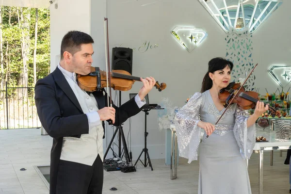 Homem Jaleco Uma Mulher Vestido Noite Tocam Violino — Fotografia de Stock