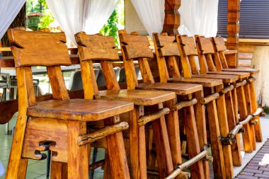 Tahta bar tabureleri. Doğal bir ağaçtan el yapımı sandalyeler.