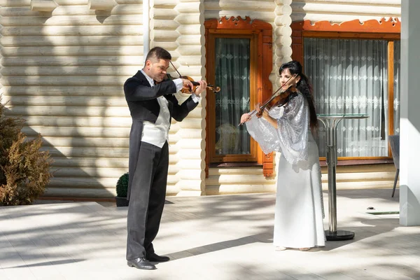 Duo Violinistas Homem Jaleco Uma Mulher Vestido Noite Tocam Violino — Fotografia de Stock