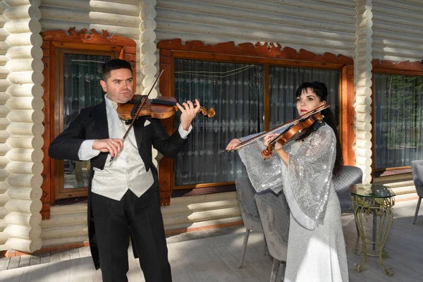 Duo Violinistas Homem Jaleco Uma Mulher Vestido Noite Tocam Violino — Fotografia de Stock