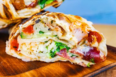 Parlak bir atmosferde taze yapılmış tavuklar, sebzeler ve soslar sergileniyor..