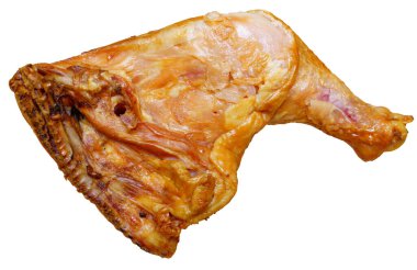 Büyük, lezzetli bir hindi bacağı güzel pişirilir ve beyaz bir arka planda sunulur, şenlikli bir yemek için iştahı davet eder..