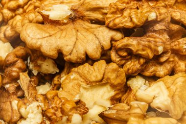 Ceviz çekirdekleri öğleden sonra bir markette bir araya getirilip sert kabuklarını ve iç kısımlarını gösteriyorlar..