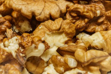 Cevizler bir araya getirilir, kabuklarını ve pürüzsüz iç cevizlerini bir yüzey üzerinde gösterirler..