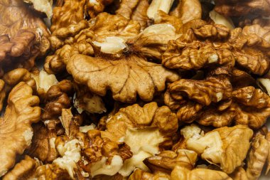 Kabuklu cevizler bir pazara yayılır. Fındıklar kahverengi kabuklarını ve detaylı şekillerini gösteriyor. Bu, gündüz yoğun bir bölgede meydana gelir..