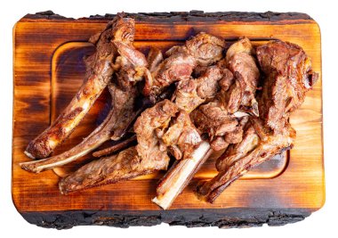 Izgara et parçaları, güneşli havada yapılan barbekü partisinde ahşap bir tahtaya dizilir..