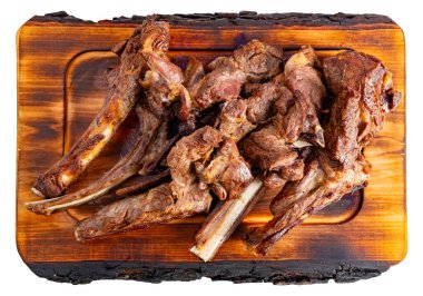 Pişmiş et parçaları ahşap bir tabakta düzenlenir. Gündüz vakti konuklara servis edilmeye hazırlar..