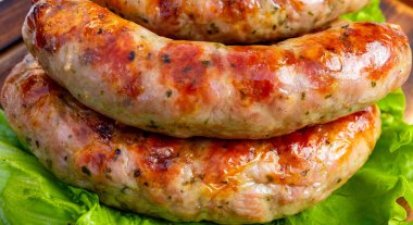 Sosisler yeşil marul yaprağına dizilir. Izgara yapıp parlıyorlar, dokularını gösteriyorlar. Bu sıradan bir yemek olayı..