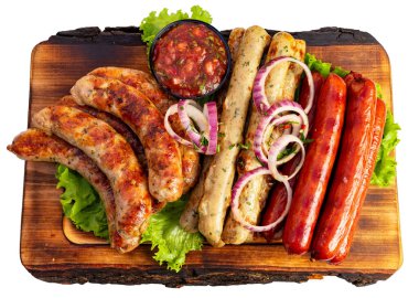 Farklı sosisler marullu ahşap bir tahtada düzenlenir. Bir kase sos ve soğan dilimi eklenir. Bu sahne gündüz çekiliyor..