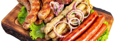 Sosisler ahşap bir tahtada yeşil marulla düzenlenir. Bazı sosislerin üstünde soğan var..