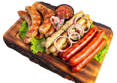 Tahta tahtada bir kase salsa ve taze marulun yanında ızgara sosis var. Sahne parlak ve davetkar..