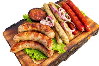 Farklı türde sosisler ahşap bir tahtada, yanında marul, soğan ve sos ile sıralanır..