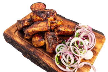 Bir tabakta dilimlenmiş soğan ve küçük bir kase sosun yanında ızgara et var. Bu yemek restoranlarda yaygındır ve birçok kişi tarafından beğenilir..