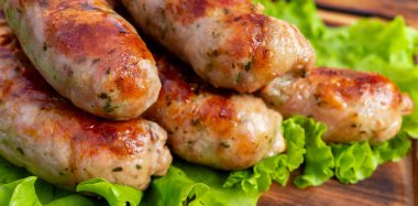 Sosisler ızgarada pişiyor ve marul yatağında servis ediliyor. Bu arkadaşlarla yapılan bir yaz yemeği..