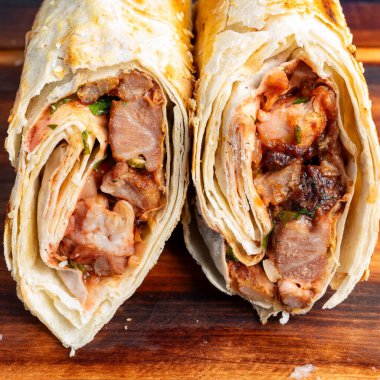 Akşam boyunca bir sokak yemekhanesinde hazırlanmış et ve sebze katmanlarıyla iki paket gösteriliyor..