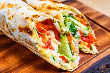 Taze sebzelerle dolu bir paket tahtanın üzerinde öğle yemeği sırasında yenmeyi bekliyor..