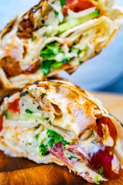 Yemekler, sebze, et ve sosun ikiye bölündüğünü gösteriyor. Tahtaya yerleştirilmiş..