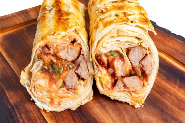 Et ve sosla dolu iki paket tahta bir tahtaya konur. Paketler altın kahverengidir ve içindekileri gösterir..