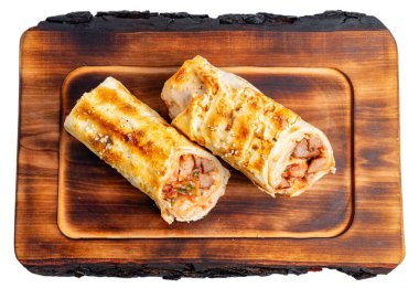 Mutfaktaki ahşap bir tahtanın üzerinde ızgara et ve sebzelerle dolu iki paket. Bu yemek tadını çıkarmaya hazır..