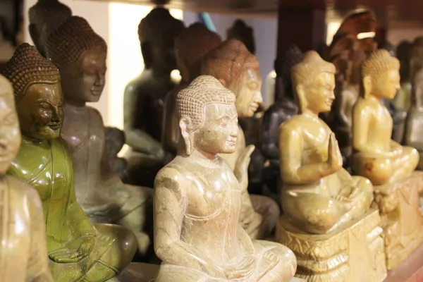 Várias esculturas do Buda sentado contemplando, 1 — Fotografia de Stock