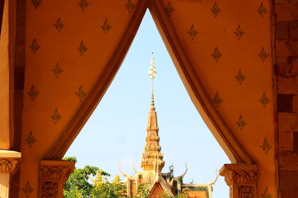 Belo telhado dourado de um templo em um mosteiro budista 2 — Fotografia de Stock