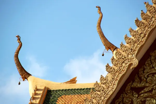 Belo telhado dourado de um templo em um mosteiro budista 3 — Fotografia de Stock
