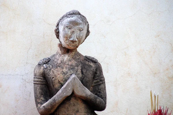 Кам "яна скульптура засмученого буддійського монаха, 1 — стокове фото