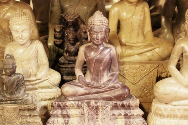 Flera skulpturer av den begrundande sittande Buddha, 3 — Stockfoto