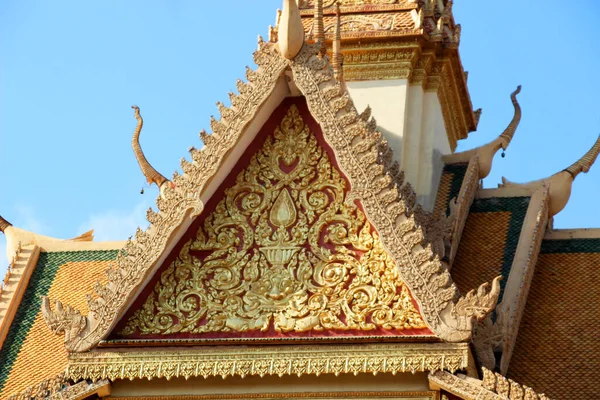 Belo telhado dourado de um templo em um mosteiro budista 4 — Fotografia de Stock