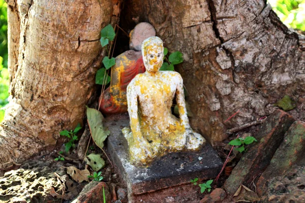 Steinskulptur eines trauernden buddhistischen Mönchs, 4 — Stockfoto