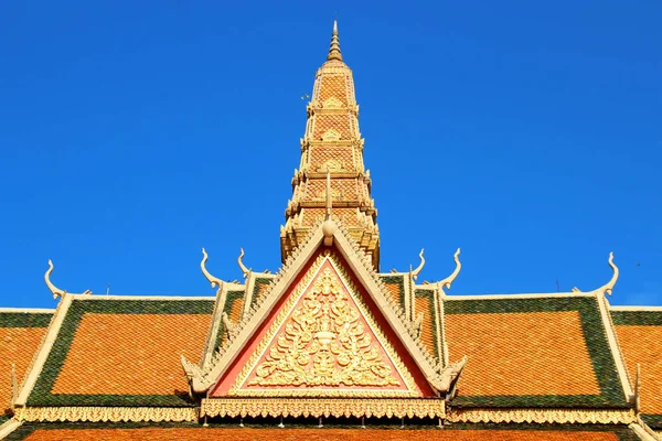 Belo telhado dourado de um templo em um mosteiro budista 1 — Fotografia de Stock