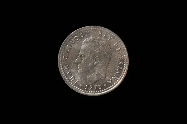西班牙王位继承人胡安 卡洛斯一世的狮身人面像印在黑色背景上的旧比塞塔硬币 — 图库照片