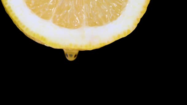Закрыть Замедленное Видео Видом Спереди Половины Лемона Чёрном Фоне Падающими — стоковое видео