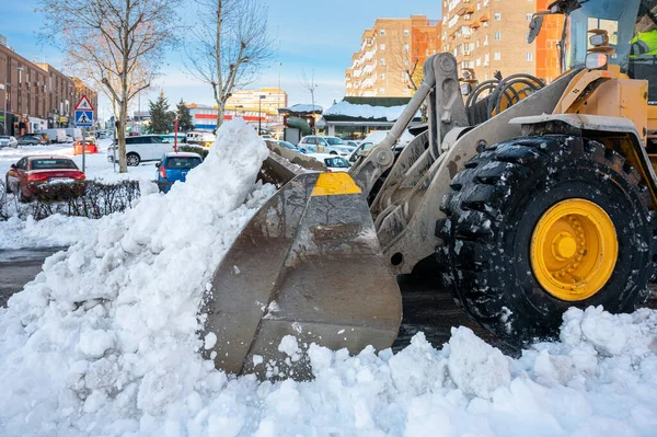 Fuenlabrada, Madrid, İspanya; 01-10-2021: Kazıcı fırtınadan sonra yoldaki büyük miktarda karı kaldırdı 