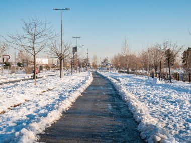Fırtınanın ardından Filomena caddelerinde araçların geçişi için karda yollar açıldı.