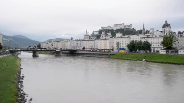 从Salzach河上一座桥拍摄的奥地利萨尔茨堡老城的4K段录像 — 图库视频影像