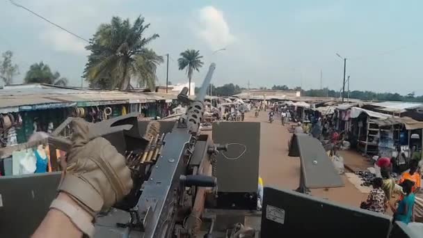 Bangui República Centroafricana 2015 Soldado Saludando Desde Alto Vehículo Blindado — Vídeo de stock