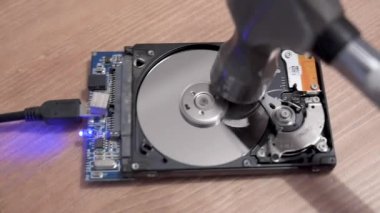 Sabit diskin çekiçle ezildiği 4K yavaş çekim videosu 