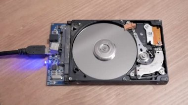 Sabit disk çalışmaya başlıyor ve sonra çekiçle yok ediliyor.