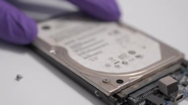 Teknik servis elemanının eli bir tornavidayla sabit diski açıyor.