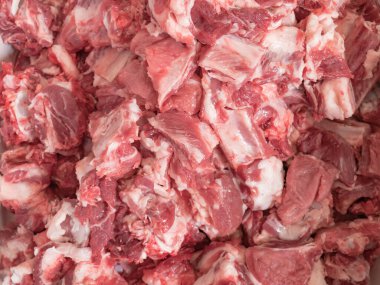 Katliam sırasında domuz kestikten sonra domuz eti yığını soyut bir et arkaplanı oluşturuyor.