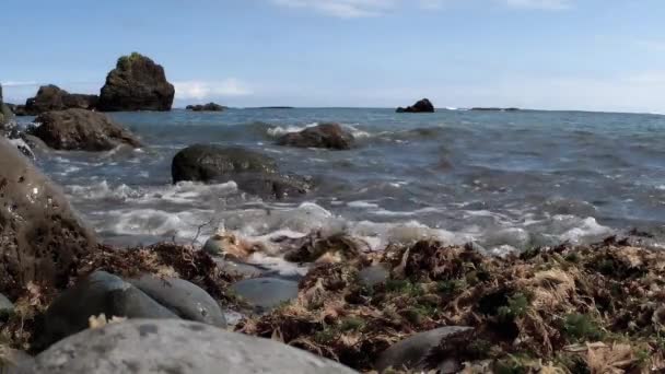 Verlangsamter Blick Auf Die Wellen Des Kantabrischen Meeres Brechen Einer — Stockvideo