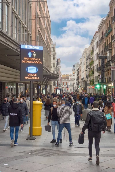 Madrid Espagne 2021 Rue Commerçante Preciados Pleine Personnes Marchant Malgré — Photo