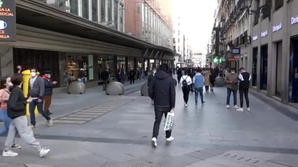 Madrid Španělsko 2021 Nákupní Ulice Preciados Plná Lidí Chodících Přes — Stock video