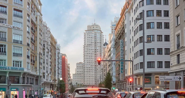 マドリード スペイン 2021 交通量の多い通りを経由してグラン ビア通りから見たプラザ エスパーに位置するマドリードのタワー高層ビル — ストック写真